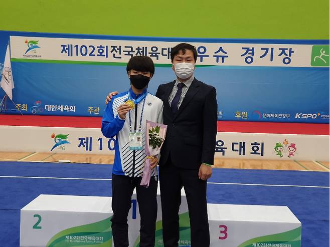 김현균 선수와 김부일 코치(왼쪽부터). 부산시교육청 제공