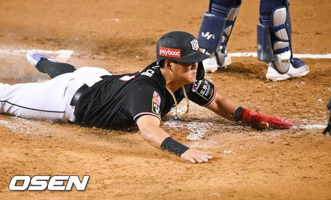 [OSEN=잠실,박준형 기자] 14일 오후 서울 잠실구장에서 2021 신한은행 SOL KBO리그 두산 베어스와 KT 위즈의 경가가 진행됐다.2회초 2사 1,2루 KT 오윤석의 선취 2타점 적시타때 1루 주자 배정대가 홈슬라이딩하고 있다.  2021.10.14 / soul1014@osen.co.kr