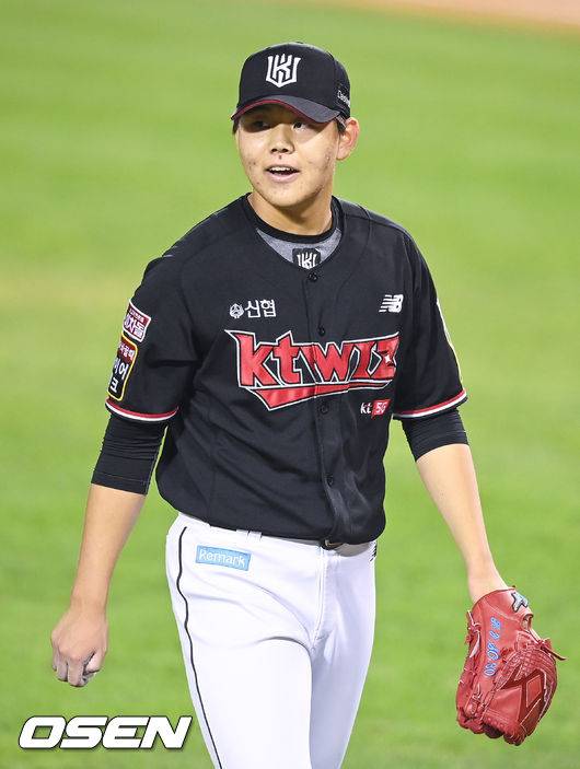 [OSEN=잠실,박준형 기자]6회말 이닝종료 후 KT 선발투수 소형준이 황재균과 이야기 하며 더그아웃으로 들어가고 있다. 2021.10.14 / soul1014@osen.co.kr