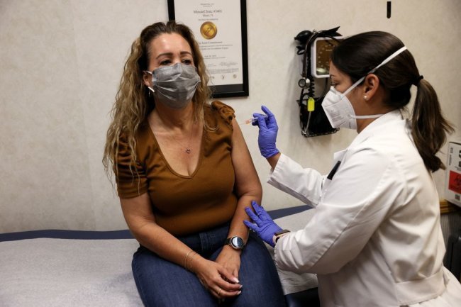 미국 플로리다주 마이애미의 약국 CVS에서 독감 예방주사를 맞는 여성. AFP=연합뉴스
