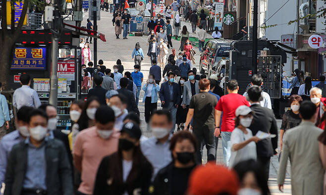 서울 중구 명동거리에서 직장인들이 점심시간을 맞아 이동하고 있다. 뉴시스