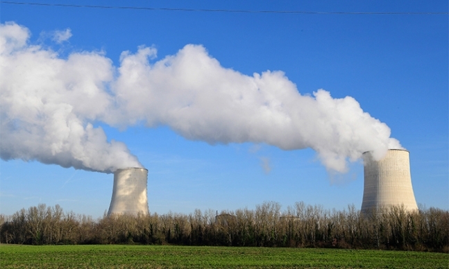 프랑스 서부 골페시에 있는 프랑스전력공사(EDF)의 원자력 발전소 냉각탑에서 수증기가 솟아오르고 있다. 골페시=EPA연합뉴스
