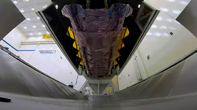 특수 제작된 컨테이너 안에 차곡차곡 접은 제임스웹 우주망원경이 실린 모습. (출처=NASA)