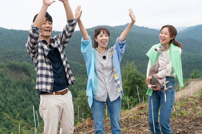 배우 이천희, 전혜진, 공효진이 14일 오후 온라인 생중계로 진행된 KBS 새 예능 '오늘부터 무해하게' 제작발표회에서 포즈를 취하고 있다.  자연에서 흔적없이 머물며 탄소제로(중립)생활에 도전하는 필(必)환경 예능 '오늘부터 무해하게'는 오늘(14일) 첫 방송된다. /사진제공=KBS 2021.10.14 /사진=이동훈 기자 photoguy@