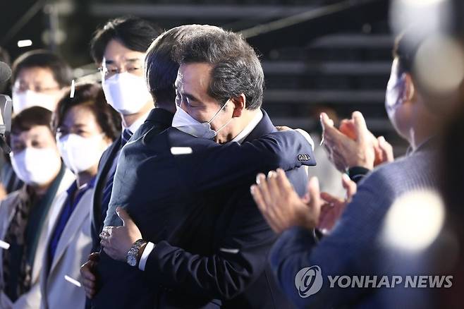 이낙연 경선 후보와 포옹하는 이재명 대선 후보 (서울=연합뉴스) 더불어민주당 제20대 대통령 후보에 선출된 이재명 경기도지사가 10일 오후 서울 송파구 올림픽공원 SK올림픽핸드볼경기장에서 열린 서울 합동연설회를 마치고 이낙연 경선 후보와 포옹하고 있다. 2021.10.10 [국회사진기자단] toadboy@yna.co.kr