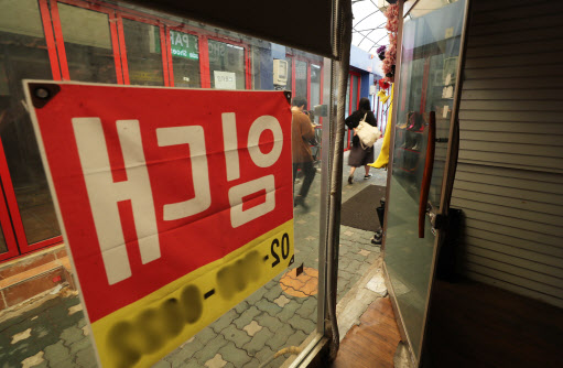 지난 11일 오후 서울 용산구 이태원의 폐업한 상점에 임대문의 안내문이 붙어있다.(사진=연합뉴스)