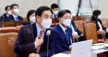 이주열 한국은행 총재가 15일 서울 여의도 국회에서 열린 기획재정위원회의 한국은행에 대한 국정감사에서 발언하고 있다. (사진=연합뉴스)