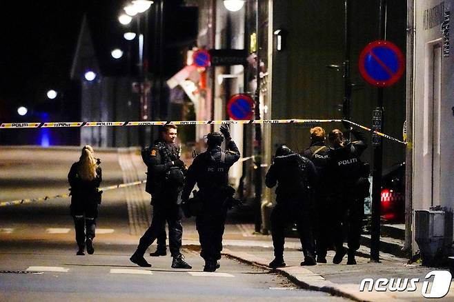 노르웨이 콩스베르그에서 무차별 화살 난사 공격이 발생한 2021년 10월 13일 경찰이 사고 현장을 조사하고 있다. © 로이터=뉴스1