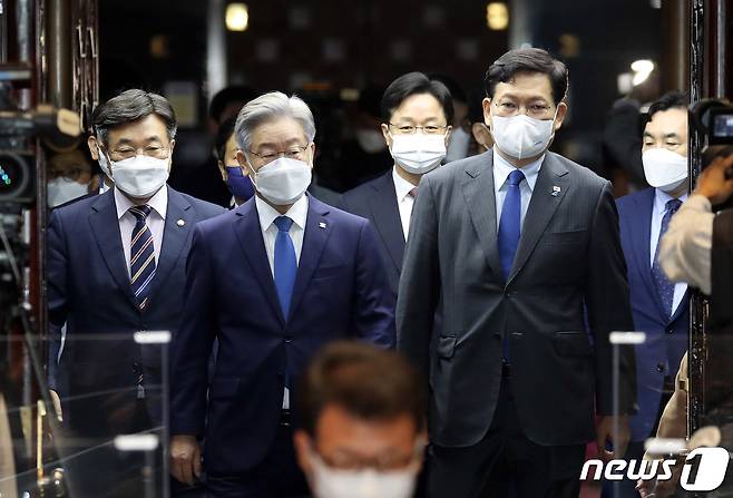 이재명 대선 후보가 15일 오전 서울 여의도 국회 예결위회의장에서 열린 더불어민주당 의원총회에서 당 지도부와 함께 입장하고 있다. 2021.10.15/뉴스1 © News1 이동해 기자