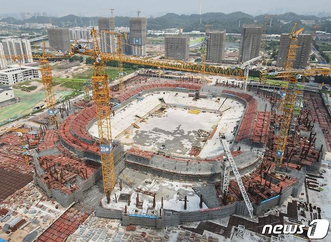 중국 광둥성 광저우에 헝다그룹이 건설중인 축구 경기장© AFP=뉴스1