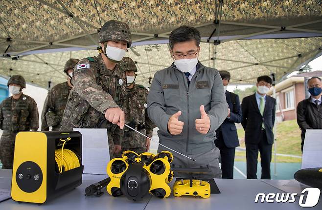 서욱 국방부 장관이(오른쪽)이 15일 육군 제35사단을 방문, 부대 관계자로부터 해안경계용 드론 운용에 대한 보고를 받고 있다. (국방부 제공) © 뉴스1