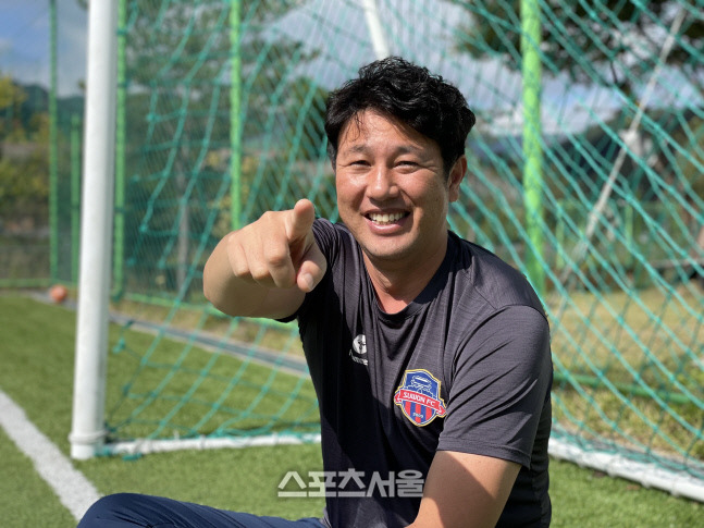 김도균 수원FC 감독이 14일 홍천 훈련지에서 본지와 만나 인터뷰한 후 포즈를 취하고 있다.홍천 | 정다워기자