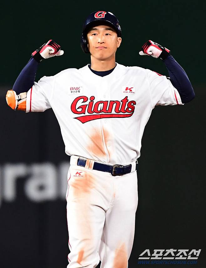 2021 KBO리그 롯데 자이언츠와 LG트윈스의 13일 부산사직야구장에서 열렸다. 롯데 손아섭이 6회말 2사 1,2루에서 1타점 동점 2루타를 치고 있다.  부산=최문영 기자 deer@sportschosun.com /2021.10.13/