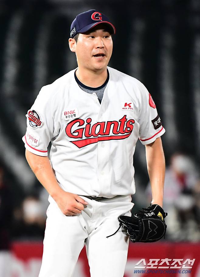 2021 KBO리그 롯데 자이언츠와 LG트윈스의 15일 부산사직야구장에서 열렸다. 롯데 선발 이인복이 LG 3회초 2사 3루에서 오지환을 삼진으로 잡아내고 있다. 부산=최문영 기자 deer@sportschosun.com /2021.10.15/