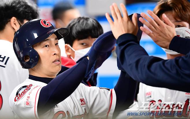 2021 KBO리그 롯데 자이언츠와 LG트윈스의 15일 부산사직야구장에서 열렸다. 롯데 손아섭이 5회말 무사 1,2루에서 전준우 적시타때 득점을 올리고 있다. 부산=최문영 기자 deer@sportschosun.com /2021.10.15/