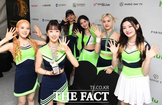 '2021 TMA' 넥스트 리더 상의 주인공 스테이씨가 2일 'TMA 인터뷰'를 마치고 카메라를 향해 환히 웃고 있다. /남용희 기자