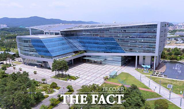 성남 대장동 개발 특혜 의혹을 수사하는 검찰이 성남시 압수수색에 들어갔다. 사진은 성남 중원구 성남시 청사./더팩트 DB