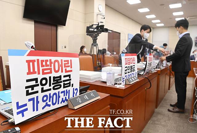 국민의힘 소속 의원들 자리에 피켓을 붙이는 관계자들.