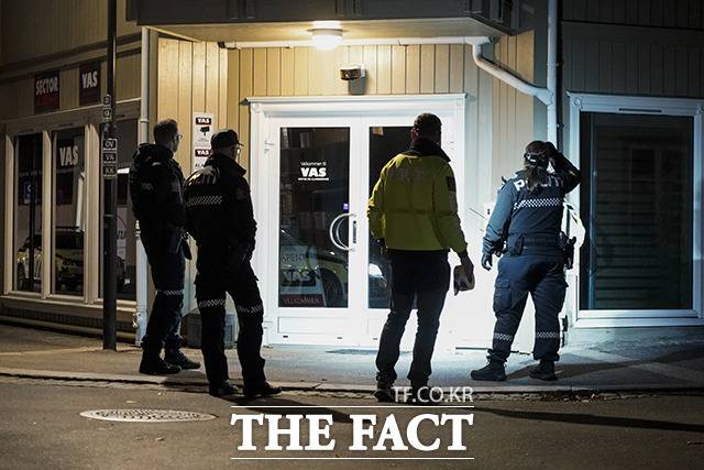 벽에 박힌 화살을 조사하는 경찰들. / 콩스베르그=AP.뉴시스