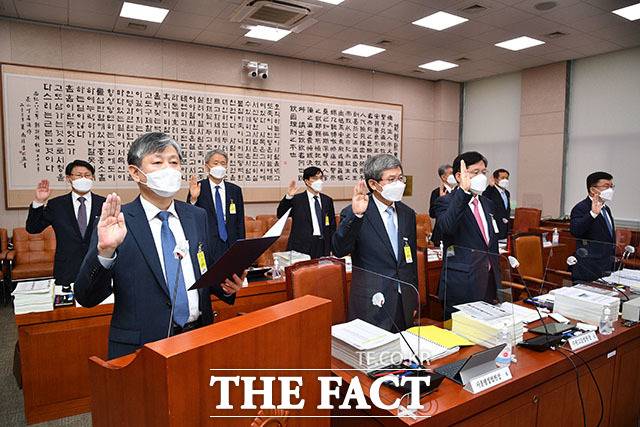 김광태 서울고등법원장이 15일 오전 서울 여의도 국회에서 열린 법제사법위원회의 서울고등법원, 서울행정법원 등에 대한 국정감사에서 증인 선서를 하고 있다. 앞줄 왼쪽부터 김광태 서울고등법원장, 배기열 서울행정법원장, 정종관 수원고등법원장, 성지용 서울중앙지방법원장. /국회=남윤호 기자