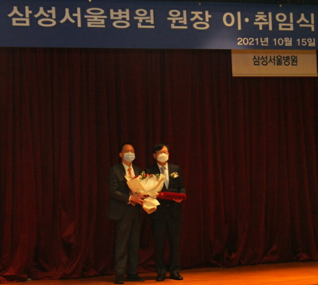 (왼쪽부터) 박승우 신임 원장, 권오정 명예원장. (사진=삼성서울병원)