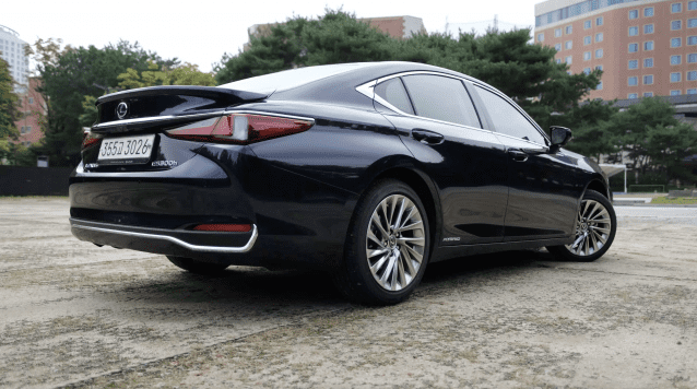 상품성 개선한 렉서스 ES…12.3인치 터치 스크린 장착