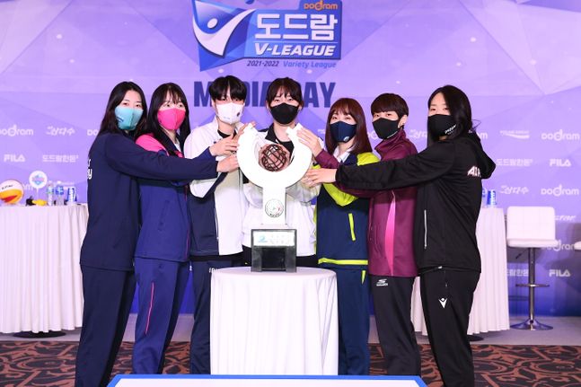 여자배구 7개 구단 대표선수들이 우승트로피를 놓고 기념촬영을 하고 있다. ⓒ KOVO