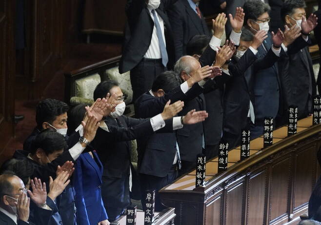 오시마 다다모리 일본 중의원 의장이 14일 오후 1시 ‘중의원 해산’을 선언하자 기시다 후미오 총리 등 의원들이 만세삼창을 한 뒤 기립해 박수를 치고 있다. 도쿄/EPA 연합뉴스