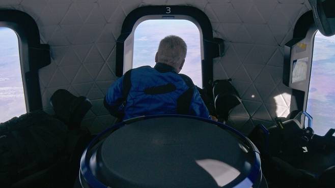 고도 100km 우주경계선에서 지구를 조망하고 있는 윌리엄 샤트너. 블루오리진 제공
