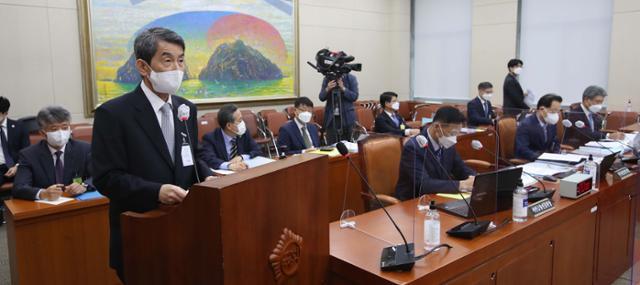 이동걸 산업은행 회장이 15일 서울 여의도 국회에서 열린 정무위원회 국정감사에서 업무보고를 하고 있다. 뉴스1