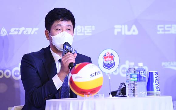 2021-22시즌 V리그 여자부에서 강력한 우승 후보로 꼽힌 한국도로공사의 김종민 감독. [사진=한국배구연맹(KOVO)]