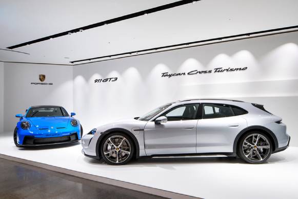 포르쉐코리아가 '타이칸 크로스 투리스모'를 국내에 공개하며 전기차 라인업을 확장했다. [사진=포르쉐코리아]