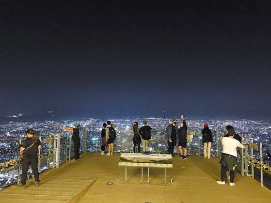 대구의 남쪽에 자리한 해발 659m의 앞산에는 앞산전망대가 있다. 등산로가 험하지 않고 조명이 잘 갖춰져 있어 밤에도 오르기 쉽다. 앞산전망대에 오르면 시원한 바람을 맞으며 대구시내를 한 눈에 내려다볼 수 있어 시민들이 즐겨 찾는다. 김정석 기자