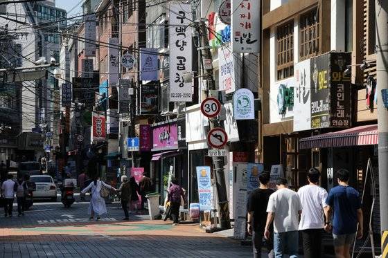 기획재정부가 15일 발간한 ‘최근 경제 동향(그린북)’에서 “대면 서비스업의 불확실성이 지속하고 있다”고 우려했다. 사진은 지난달 서울 서대문구 신촌 거리가 한산한 모습. 뉴스1