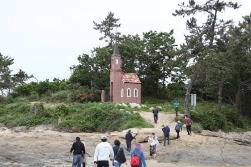 물이 차면 들어갈 수 없어 ‘딴섬’이라고 불리는 무인도에 있는 가롯유다 예배당. [사진 조남대]