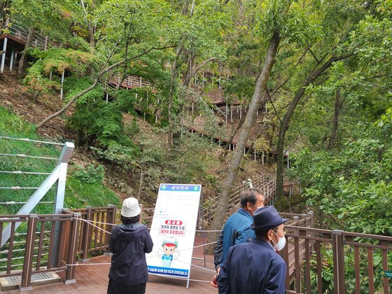 지난 12일 오전 강원 춘천시 서면 삼악산 호수 케이블카 상부 정차장에 있는 탐방로가 막혀 있는 모습. 공사가 늦어지면서 관광객들이 탐방로를 이용하지 못하고 있다. 박진호 기자