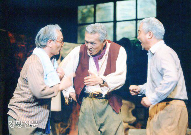 오영수씨는 1994년 6월 국립극단이 올린 연극 <피고지고 피고지고>에서 국전 역을 맡았고 그해 백상예술대상 연기상을 받았다. 오영수씨 제공