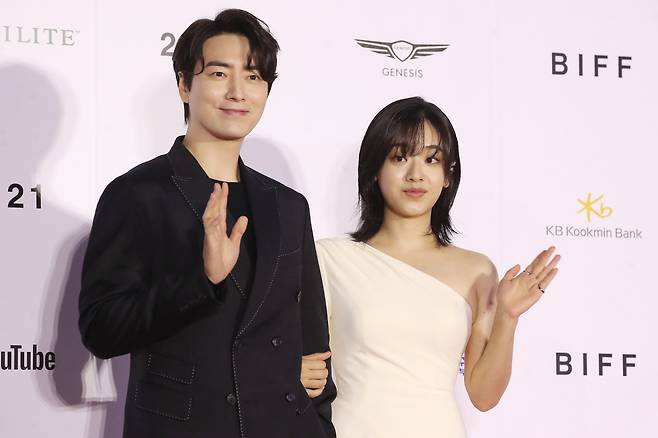 Actors Lee Jun-hyuk (left) and Lee Joo-young pose before entering the Busan Cinema Center to host the 26th Busan International Film Festival’s closing ceremony on Friday night. (Yonhap)
