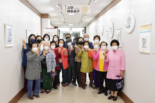 공주시는 의당면평생학습센터 어르신 수강생들의 작품을 오는 11월 12일까지 시의회 시민예술공간에서 전시한다.