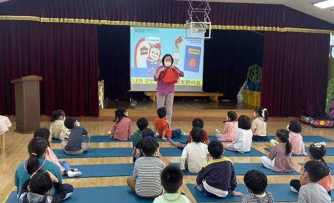 신관유치원(원장 백연실)의 만4, 5세 유아대상 '찾아오는 인권 교육' 실시 장면.