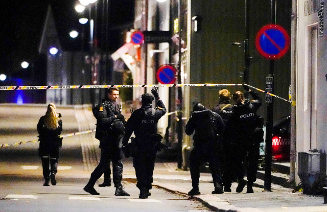 노르웨이 경찰이 13일(현지시간) 화살 난사 사건이 발생한 오슬로 남서쪽 콩스베르그에서 사건 현장을 수색하고 있다. 이번 공격으로 5명이 숨지고 최소 2명이 다쳤다. AFP연합뉴스