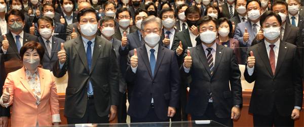 이재명 더불어민주당 대선후보(앞줄 가운데)가 15일 오전 국회에서 의원총회에 참석해 송영길 대표(앞줄 왼쪽 둘째), 윤호중 원내대표(넷째) 등 120여 명의 의원과 함께 엄지손가락을 들어 보이며 대선 승리를 다짐하고 있다. [한주형 기자]