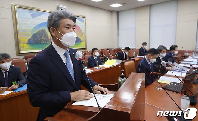 (서울=뉴스1) 이동해 기자 = 윤종원 중소기업은행장이 15일 서울 여의도 국회에서 열린 정무위원회 국정감사에서 업무보고를 하고 있다. 2021.10.15/뉴스1