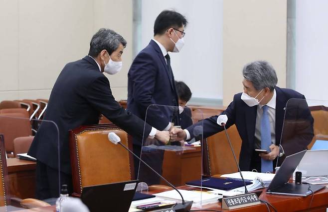 [서울=뉴시스] 전신 기자 = 15일 서울 여의도 국회에서 열린 정무위원회 국정감사에서 이동걸 산업은행장과 윤종원 IBK기업은행장이 인사하고 있다. (공동취재사진) 2021.10.15.