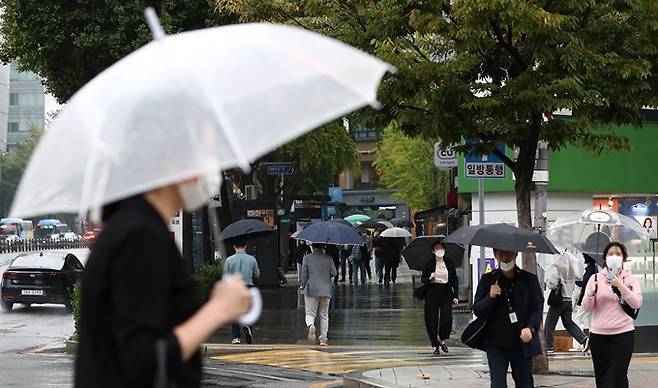 오는 16일은 전국에 비가 내릴 전망이다. 사진은 지난 8일 서울 종로구 광화문네거리에서 우산을 쓴 채 이동하는 시민 모습. /사진=뉴시스