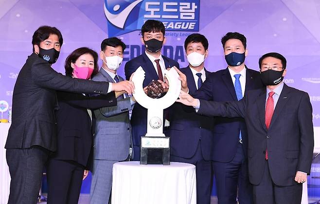 [서울=뉴시스] 14일 서울 청담 리베라호텔에서 열린 도드람 2021-2022 V-리그 여자부 미디어데이에서 각 구단 감독들이 포즈를 취하고 있다. 왼쪽부터 GS칼텍스 차상현 감독, 흥국생명 박미희 감독, IBK기업은행 서남원 감독, KGC인삼공사 이영택 감독, 한국도로공사 김종민 감독, 현대건설 강성형 감독, 페퍼저축은행 김형실 감독  (사진=KOVO 제공) 2021.10.14. photo@newsis.com *재판매 및 DB 금지