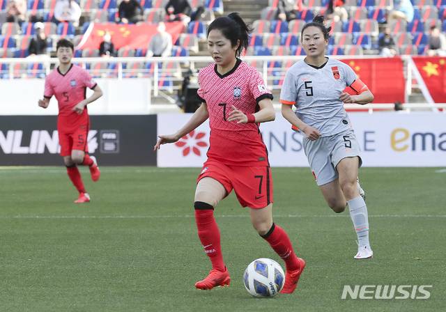 [고양=뉴시스]최진석 기자 = 8일 오후 경기 고양종합운동장에서 열린 여자축구 도쿄 올림픽 플레이오프 1차전 대한민국과 중국의 경기, 대한민국 이민아가 돌파를 시도하고 있다. 2021.04.08. myjs@newsis.com