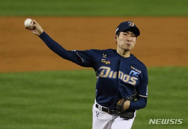 [서울=뉴시스]고승민 기자 = 15일 서울 잠실야구장에서 열린 2021 KBO 리그 NC 다이노스 대 두산 베어스 경기, 두산 공격 1회말 NC 선발투수 이재학이 역투하고 있다. 2021.10.15. kkssmm99@newsis.com