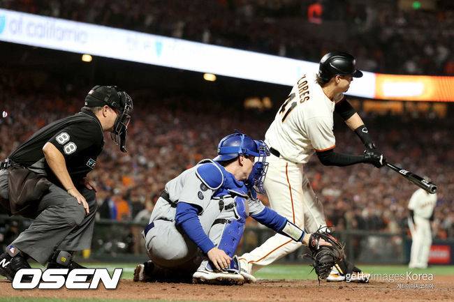 [사진] 샌프란시스코 윌머 플로레스가 스윙을 멈췄지만 1루심 판정으로 삼진을 당했다. ⓒGettyimages(무단전재 및 재배포 금지)