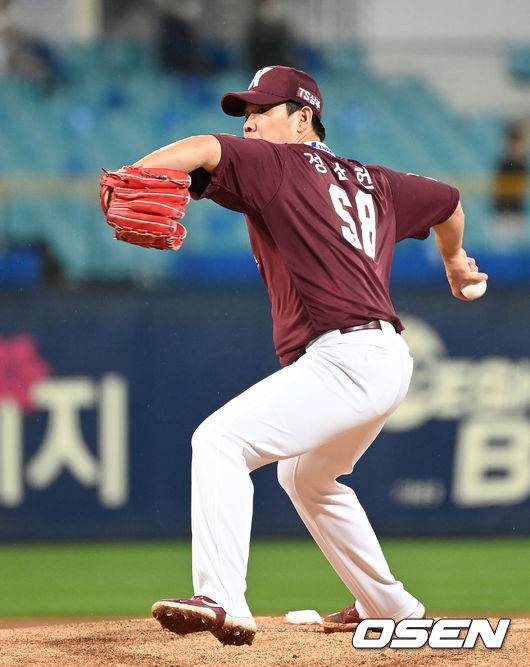 [OSEN=대구, 이대선 기자] 15일 오후 대구삼성라이온즈파크에서 ’2021 신한은행 SOL KBO리그’ 삼성 라이온즈와 키움 히어로즈의 경기가 열렸다.1회말 무사에서 키움 선발투수 정찬헌이 역투하고 있다. 2021.10.15 /sunday@osen.co.kr